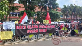 Puluhan Pedagang Pasar SMEP Lakukan Aksi di Pemkot